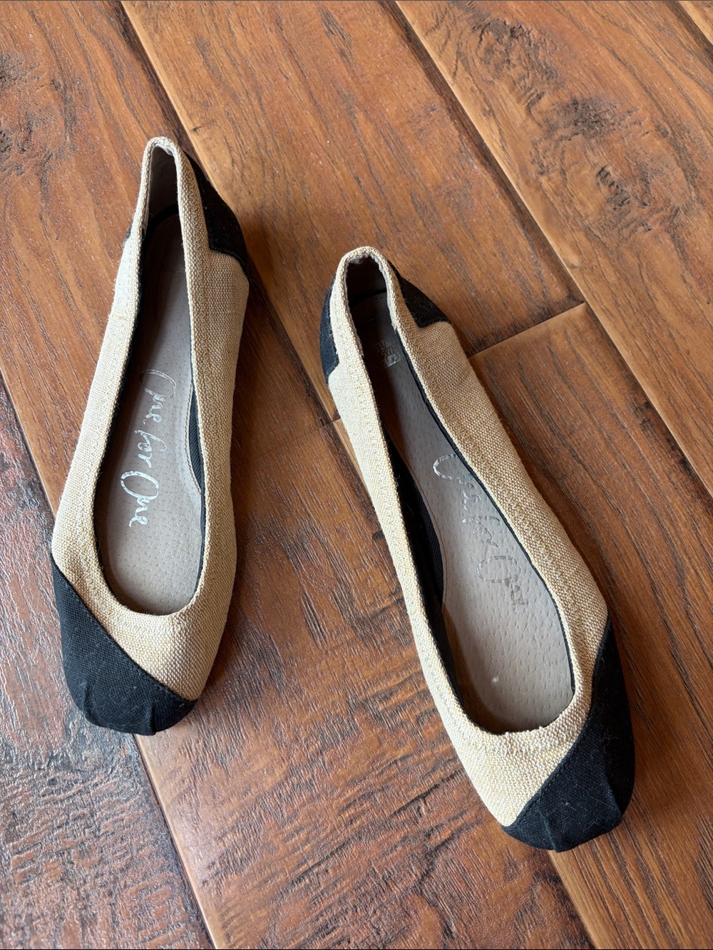 Toms Two-Tone Tan and Black Ballet Flats - Size 9